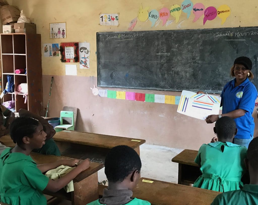 Enfants en atelier au centre d'éducation spécialisée